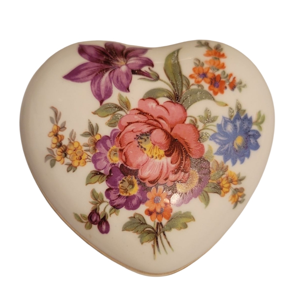 VINTAGE ASHLEY BONE CHINA HEART-SHAPED TRINKET BOX
